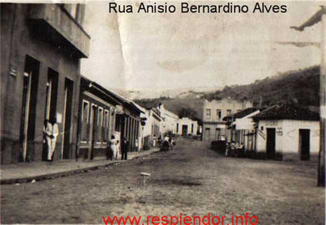 Foto antiga da Rua Anísio Bernardino Alves em Resplendor